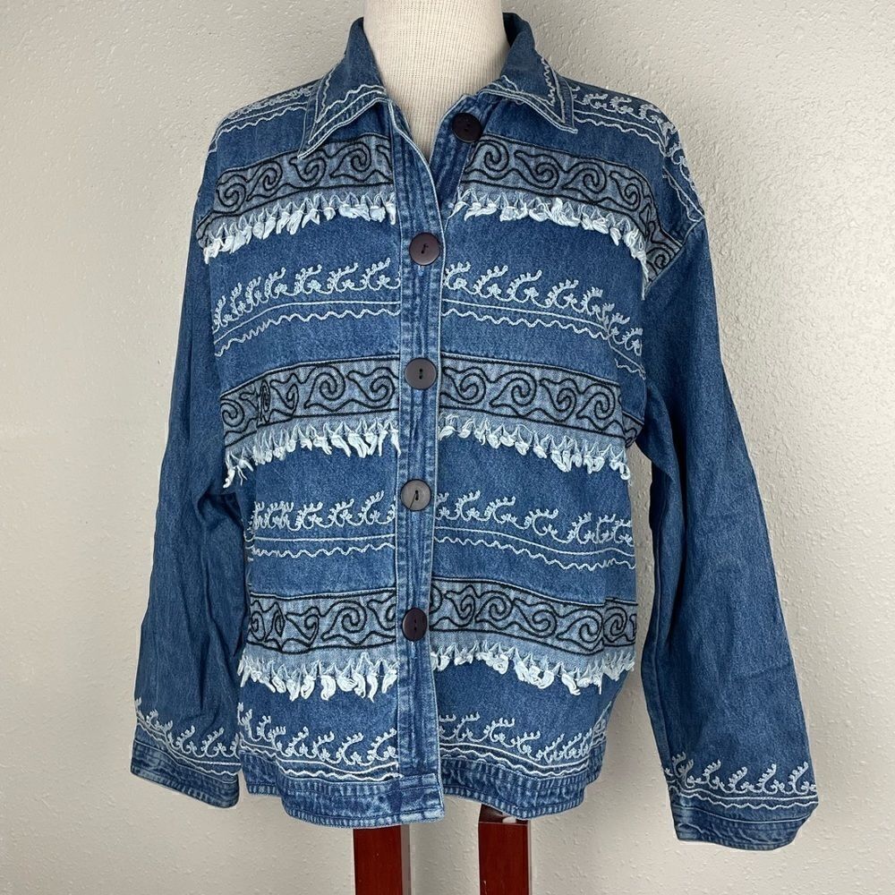 EUC Life Style Womens Denim Button Down Top w/Embroidered Patterns Size M